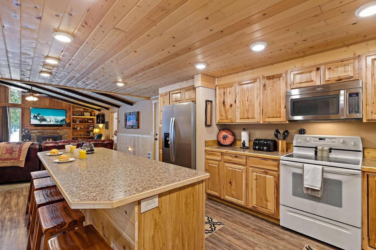 Huckleberry Hollow By Kabino Hot Tub Firepit Ps2 Satellite Grill Wifi Golf Course Island Park Exteriér fotografie