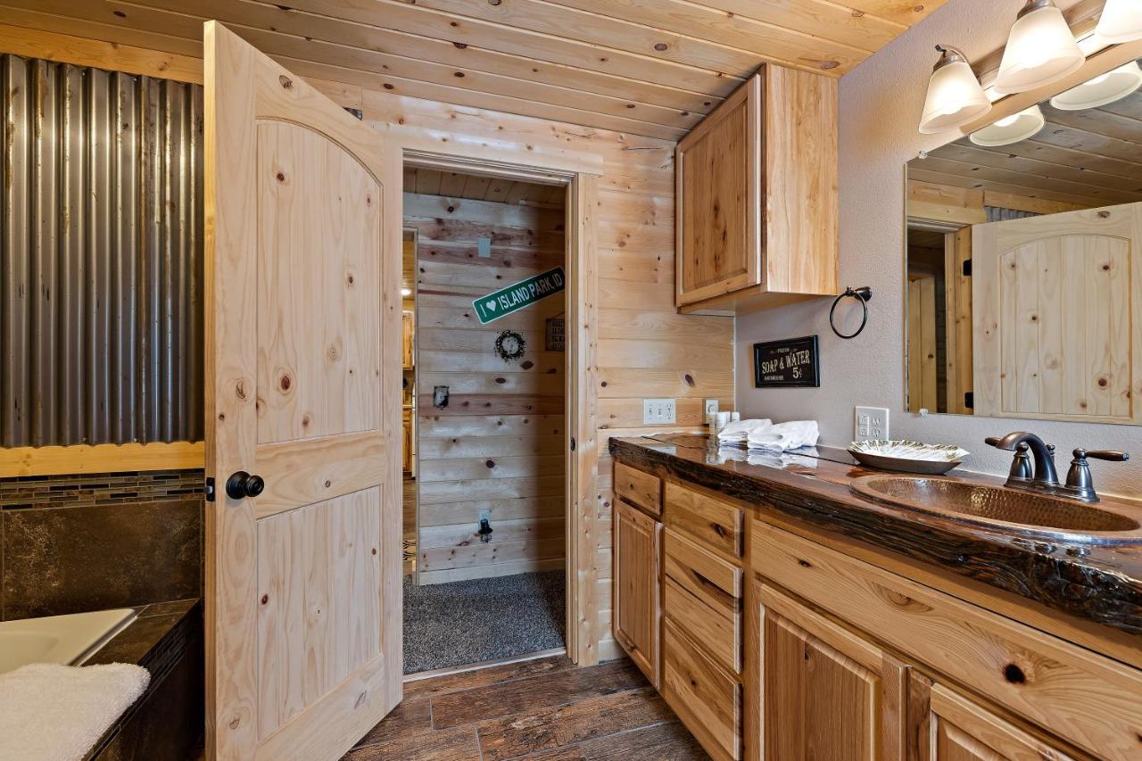 Huckleberry Hollow By Kabino Hot Tub Firepit Ps2 Satellite Grill Wifi Golf Course Island Park Exteriér fotografie